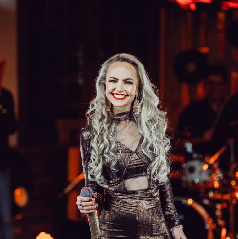 Conheça Loiara, a musa da banda Indústria Musical