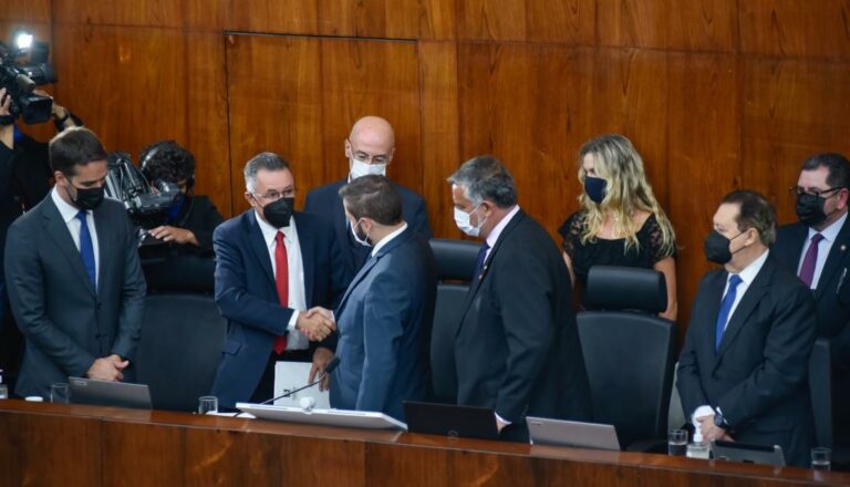 Com proposta de ações contra a fome e estiagem, Valdeci Oliveira assume presidência da Assembleia Legislativa