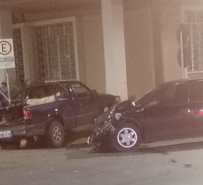 Dois veículos colidem em frente da Prefeitura de Venâncio Aires
