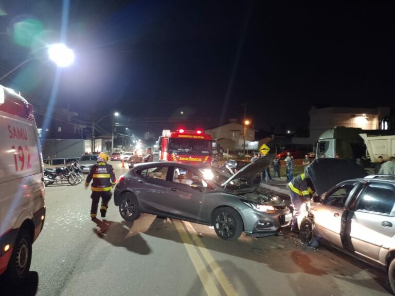 Três ficam feridos em colisão com dois carros no Acesso Leopoldina em Venâncio Aires