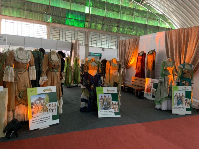 Exposição relembra trajes das soberanas da Fenachim