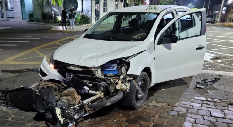 Motoboy e taxista colidem no Centro de Venâncio Aires