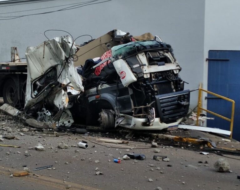 Carreta desgovernada deixa dois mortos e um ferido em Imigrante