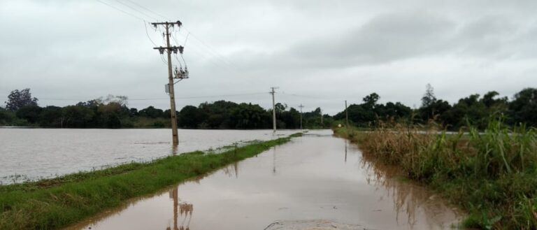 Águas do rio Taquari invadem estradas e bloqueiam trechos da ERS-130, em Linha Itaipava Flores
