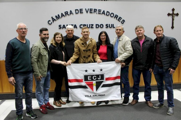 Jogador do Inter, Pedro Henrique, recebe o título de Cidadão Santa-cruzense