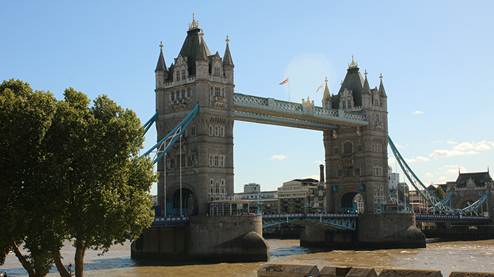 Conheça a Tower Bridge de Londres; quem apresenta a ponte é Solange Silberschlag