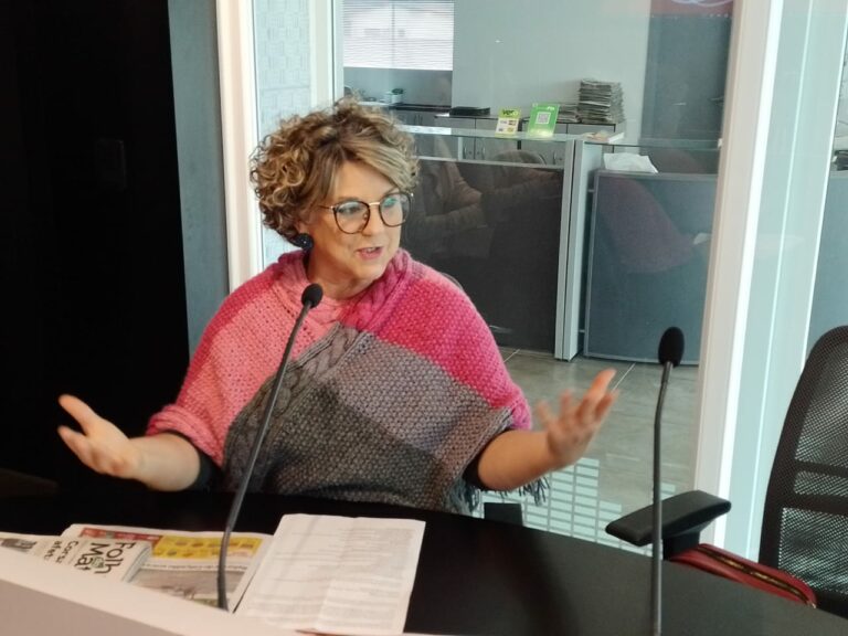 Camilla Menezes, filha de Mano, vai palestrar em Venâncio; ouça entrevista com Lisete Stertz