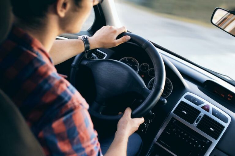 Taxistas e condutores auxiliares devem fazer recadastramento
