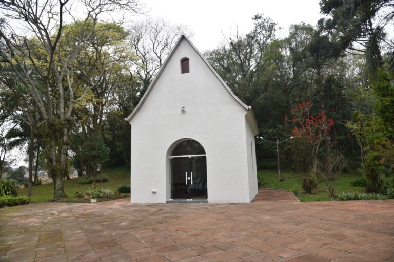Capela do antigo Santuário de Schoenstatt em Santa Cruz recebe aberturas e vitrais novos