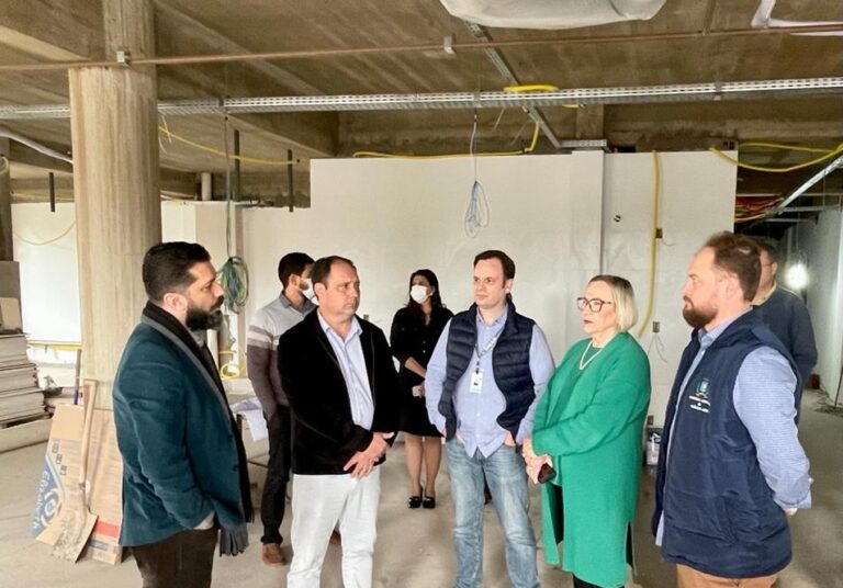 Secretária de Saúde visita obras da UTI Pediátrica e conhece projeto do novo Centro Materno; acompanhe entrevista com Arita Bergmann