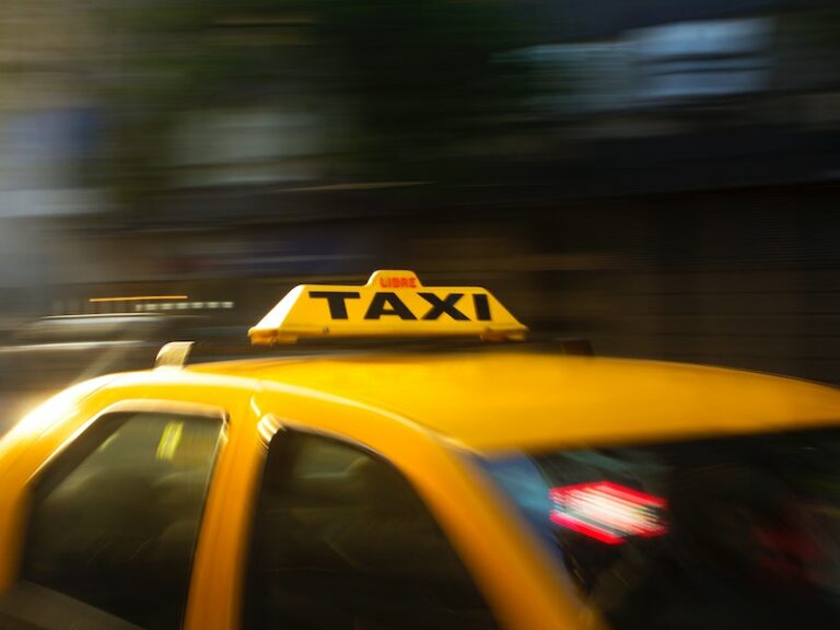 Benefício para taxistas e caminhoneiros começa a ser pago amanhã
