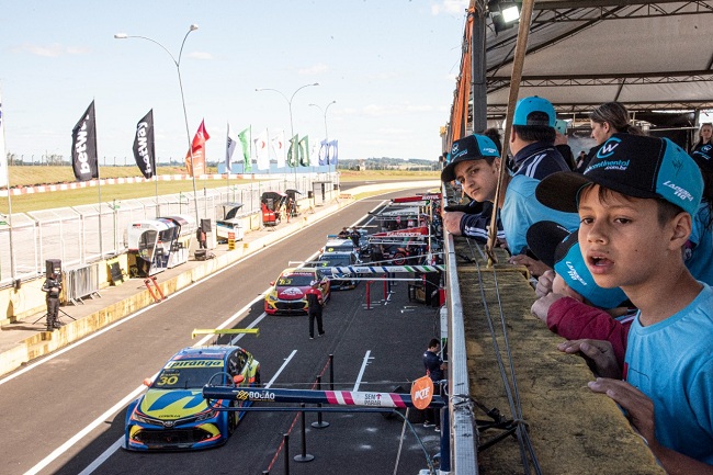 São Paulo para crianças - Gosta de automobilismo? Venha assistir uma corrida  de graça com as crianças no Autódromo de Interlagos