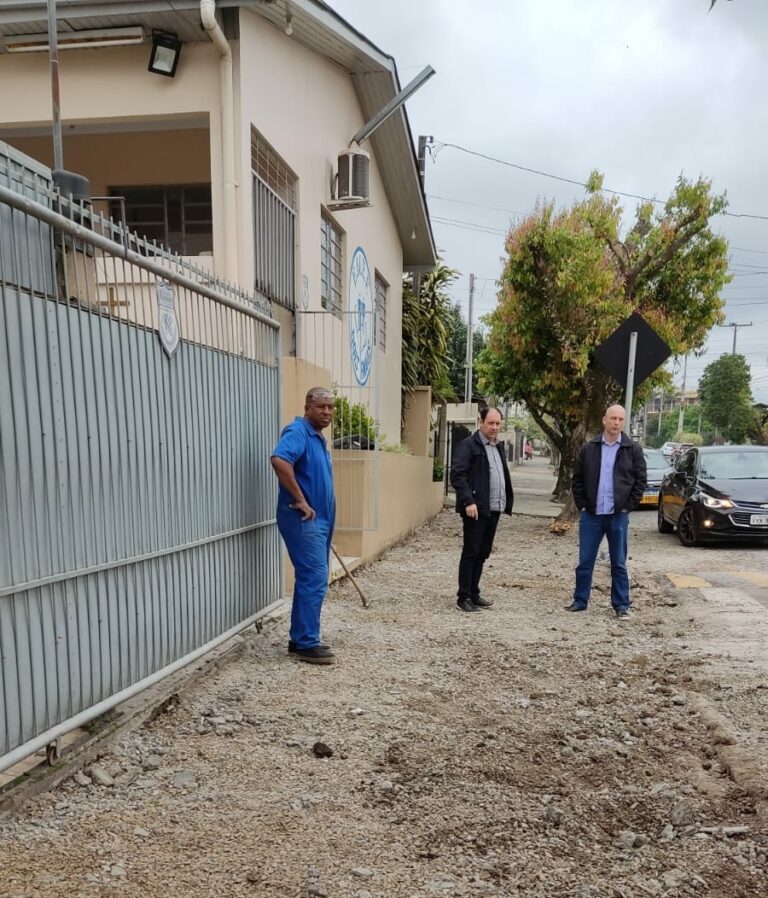 Em Venâncio, revitalização de calçadas com colocação de piso tátil começa pelas escolas