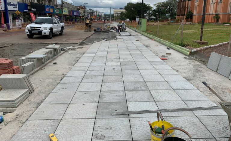 Obra do calçadão de Venâncio recebe lajota e piso tátil