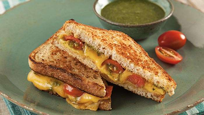 TERRA CULINÁRIA: Sanduíche de frigideira com molho pesto e parmesão