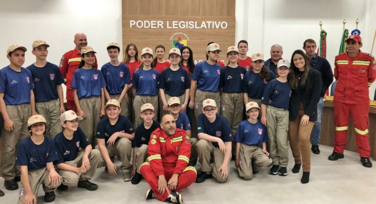 Turma do curso de Bombeiros Mirins de Passo do Sobrado recebe farda