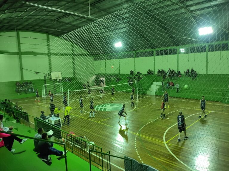 Campeonato Municipal de Vôlei Misto decide vagas para a semifinal nesta quarta-feira