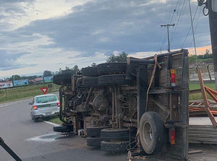Caminhão tomba no trevo de Venâncio Aires na RSC-287