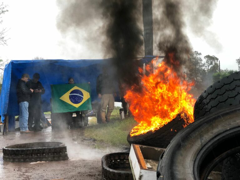“Nossa mobilização é para dar força ao presidente”, diz uma das manifestantes que está na RSC-287