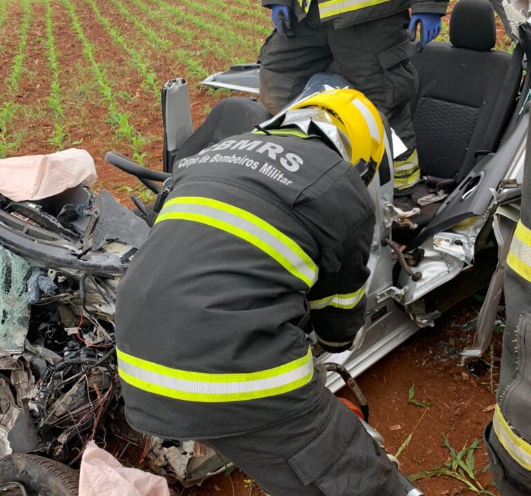 Homem morre em colisão entre carro e caminhão na RSC-453