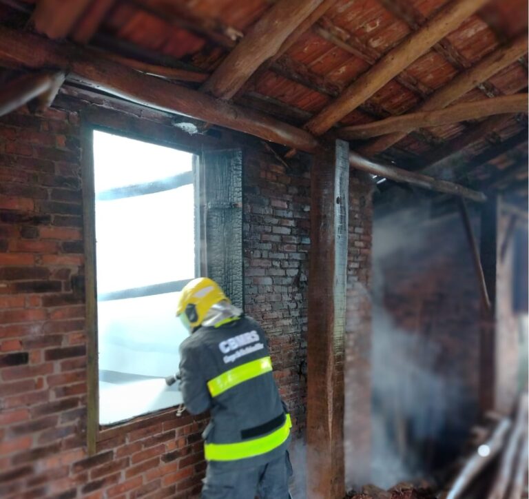 Bombeiros atendem queima de estufa de tabaco no interior de Venâncio Aires