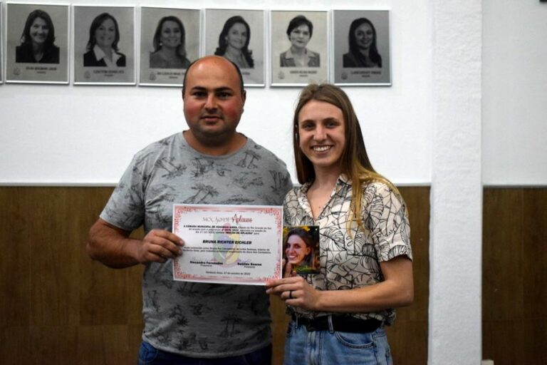 Câmara de Vereadores aprova Moção de Aplauso à Bruna Ave Cantadeira