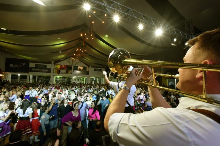 Show nacional, bandas e DJs comandam o ritmo da alegria nesta sexta na 37ª Oktoberfest