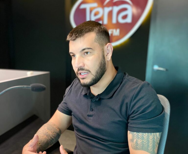 Conheça Luiz Felipe, mais conhecido por Livra, que atua há cinco anos como barbeiro