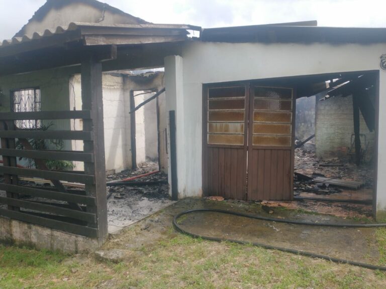 Residência é consumida pelo fogo em Linha Cerro dos Bois, no interior de Venâncio Aires