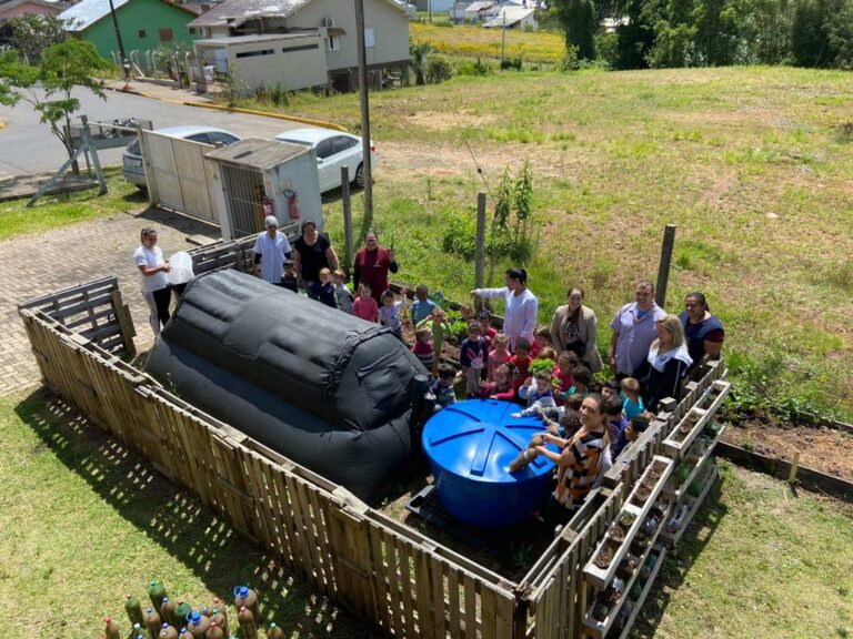 Uso de adubo orgânico nas escolas incentiva alunos no cultivo de verduras em Venâncio