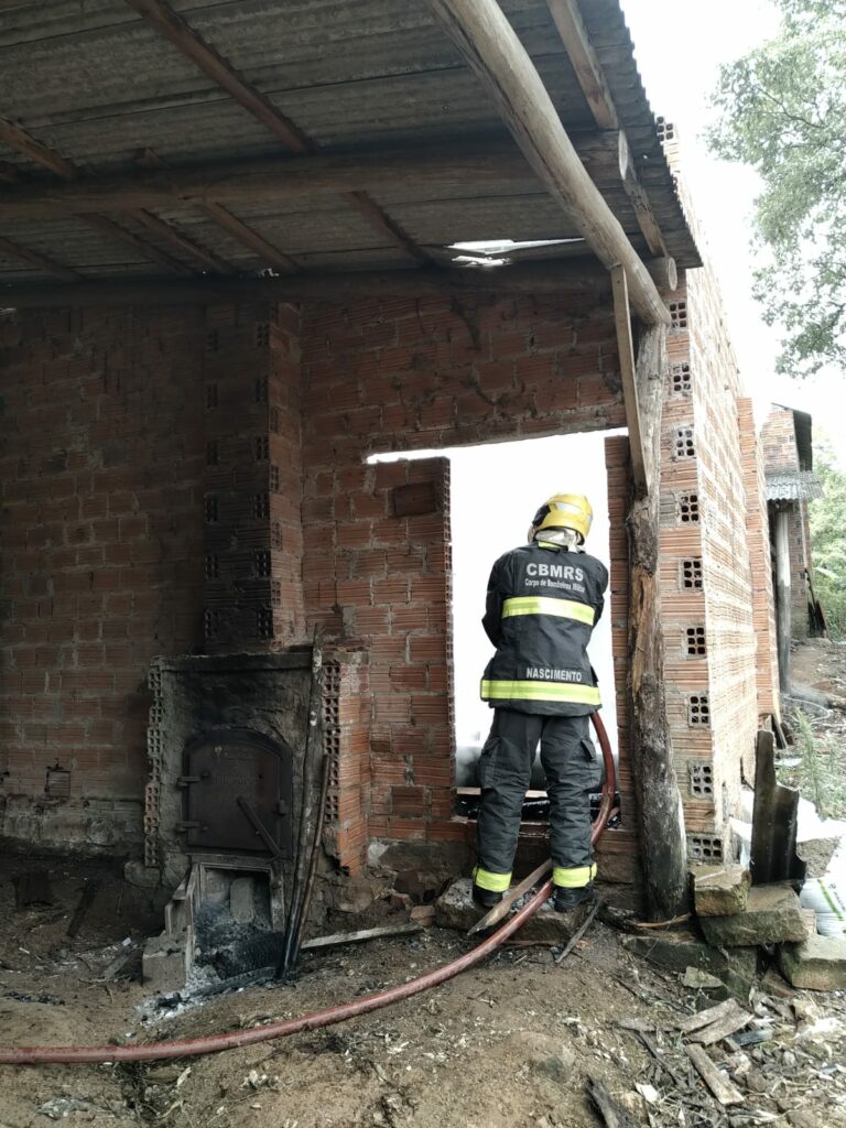 Bombeiros atendem incêndio em estufa de tabaco em Venâncio Aires 