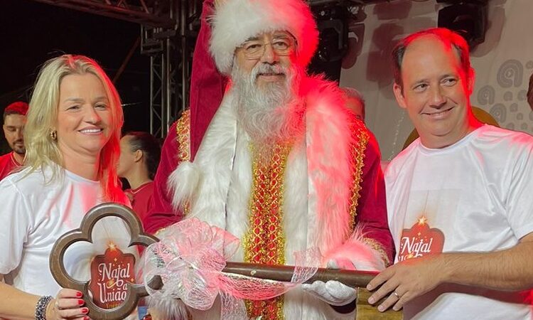 Cerca de 5 mil pessoas prestigiam a chegada do Papai Noel em Venâncio