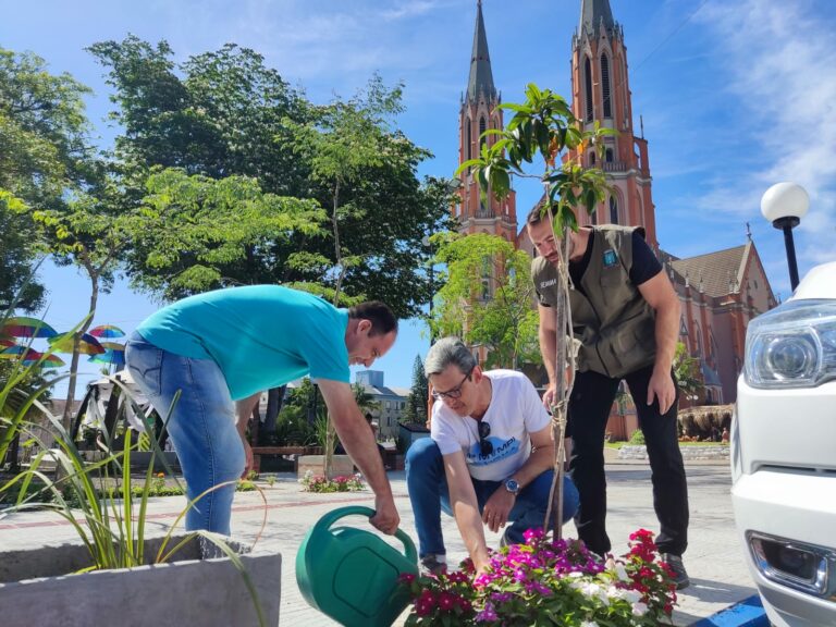 Plantas do calçadão e das praças centrais recebem biofertilizantes