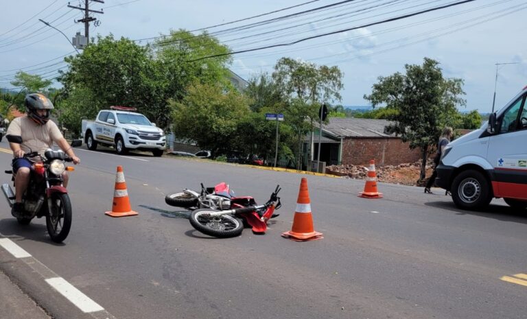 Jovem fratura braço em colisão entre carro e moto