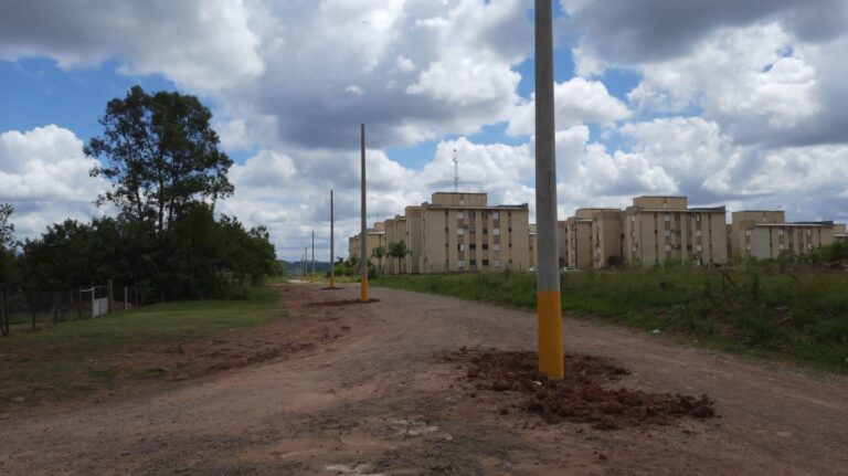 Avenida Leonel Brizola é interditada para instalação de lâmpadas de LED