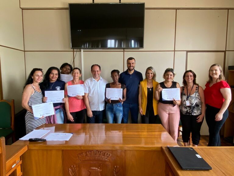 Alunos recebem diplomas de cursos técnicos profissionalizantes oportunizados pela Prefeitura de Venâncio