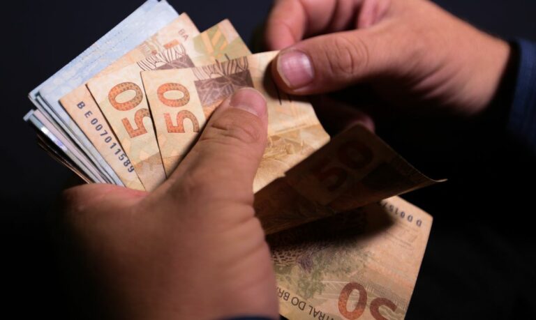 Salário mínimo sobe para R$ 1.302 em 1º de janeiro
