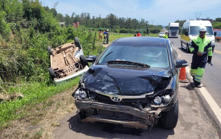 Carro capota em colisão na RSC-287 em Venâncio Aires