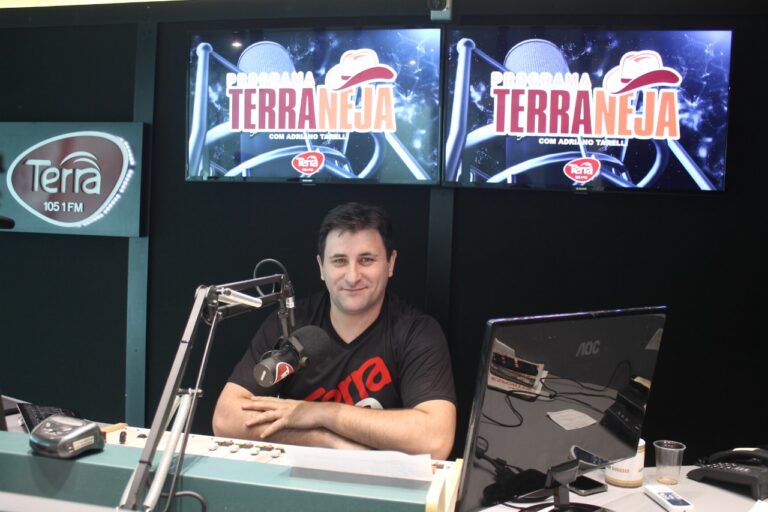 De ouvinte a comunicador: a história de Adriano Tarelli na Terra FM