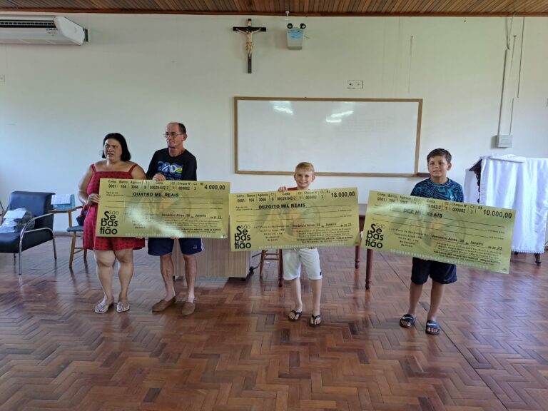 Primeiros contemplados da ação entre amigos da Festa do Bastião têm 10, 11 e 16 anos e recebem premiação