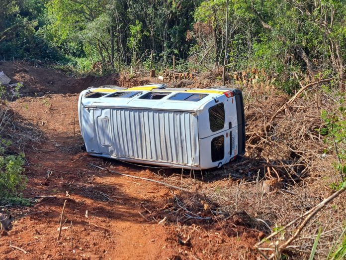 Van tomba após saída de pista na RSC-287 em Venâncio Aires