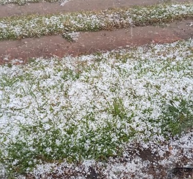 Região serrana de Venâncio registra queda de granizo nesta terça-feira