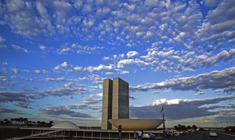 Presidente do Congresso Nacional suspende recesso parlamentar