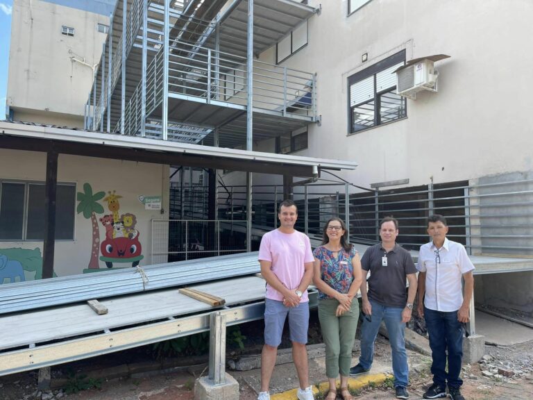 Vereadores vistoriam obra da rampa de emergência do Hospital São Sebastião Mártir