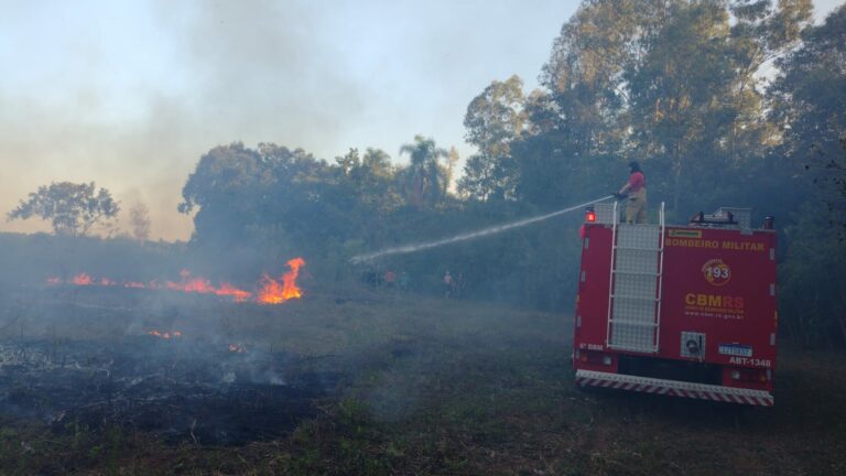Bombeiros de Venâncio combatem incêndio em lavoura