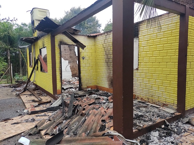 Casa é consumida pelo fogo em Cruzeiro do Sul