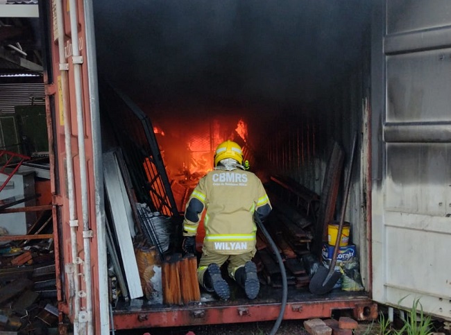 Bombeiros de Venâncio Aires combatem incêndio em contêiner