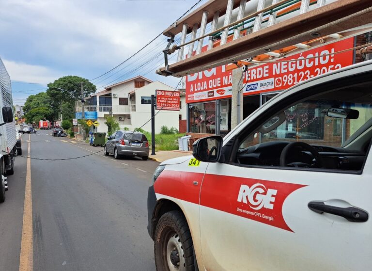 Caminhão arranca fios elétricos e trânsito na Armando Ruschel é interrompido