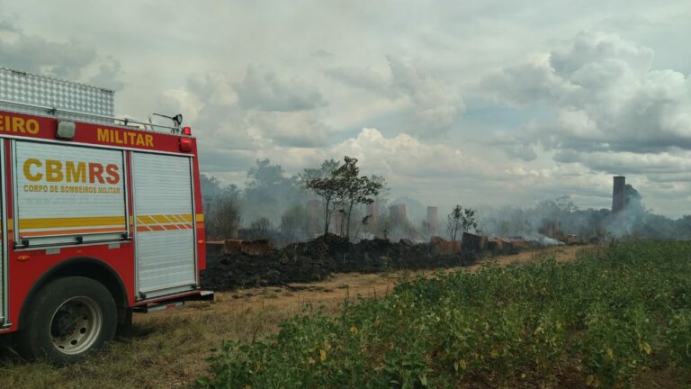 Bombeiros combatem incêndio em vegetação em Vila Mariante