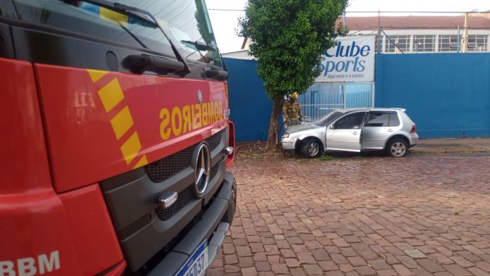 Veículo incendeia após colidir contra árvore em Venâncio Aires